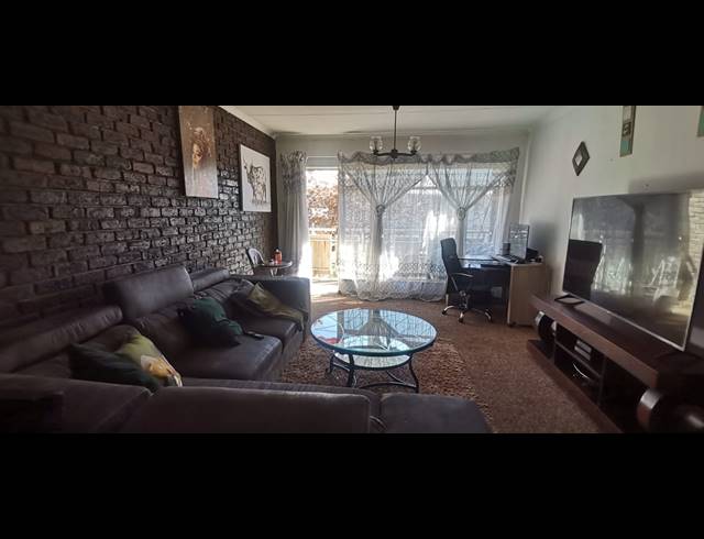 2 BEDROOM FLAT FOR SALE IN VEREENIGING CENTRAL